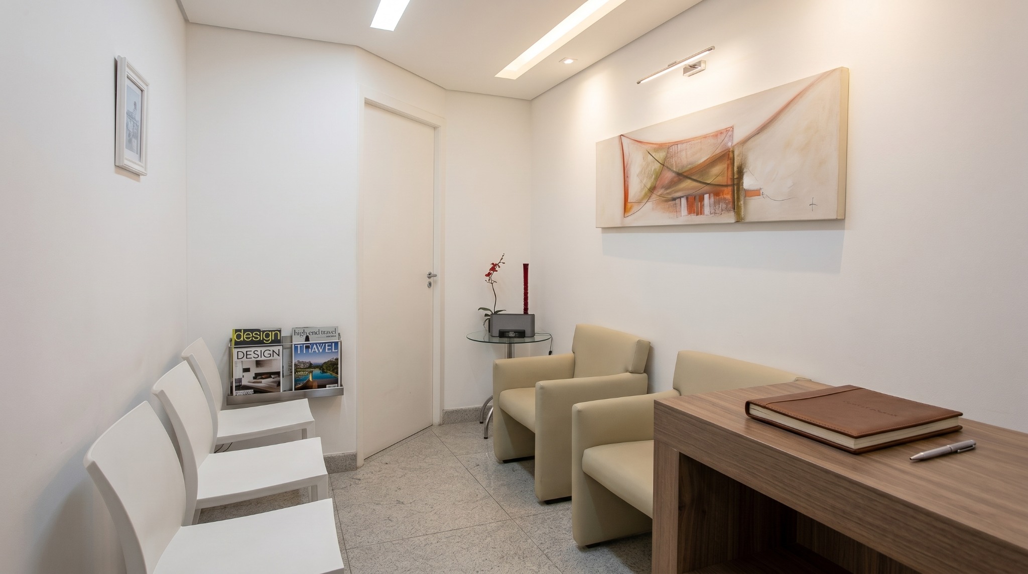 Ambiente interno da clínica com cadeiras e decoração